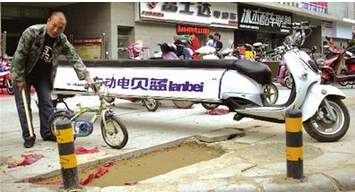 鄭州現(xiàn)加長(zhǎng)電動(dòng)車(chē) 可載11人(圖)